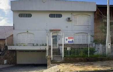 Imagem: A casa possui 4 Dormitórios, 4 Banheiros, 2 Vagas na garagem