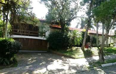 Imagem: A casa possui 3 Dormitórios, 4 Banheiros, 3 Vagas na garagem