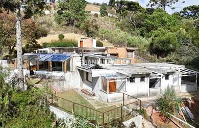 Imagem: A casa possui 4 Dormitórios, 5 Banheiros, 3 Vagas na garagem