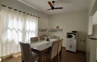 Imagem: A casa possui 3 Dormitórios, 1 Banheiro, 3 Vagas na garagem