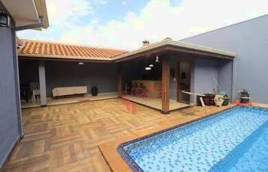 Imagem: A casa possui 3 Dormitórios, 3 Banheiros, 4 Vagas na garagem