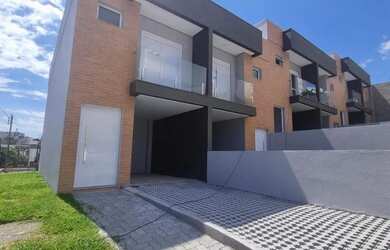 Imagem: A casa possui 3 Dormitórios, 2 Banheiros, 2 Vagas na garagem