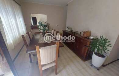 Imagem: A casa possui 3 Dormitórios, 2 Banheiros, 1 Vaga na garagem