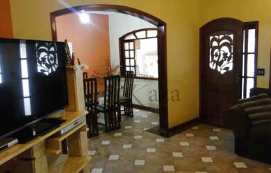 Imagem: A casa possui 4 Dormitórios, 2 Banheiros, 3 Vagas na garagem