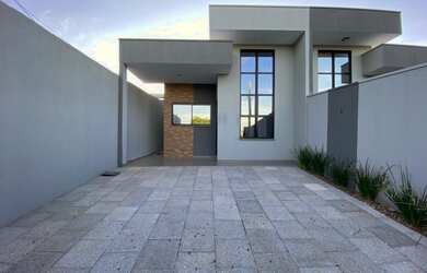 Imagem: A casa possui 3 Dormitórios, 3 Banheiros, 2 Vagas na garagem