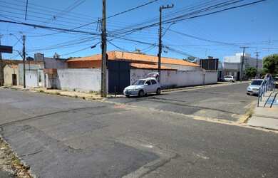 Imagem: A casa possui 5 Dormitórios, 4 Banheiros, 4 Vagas na garagem