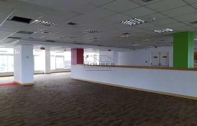 Imagem: O depósito possui 5 Vagas na garagem, 1.078m² de Área e