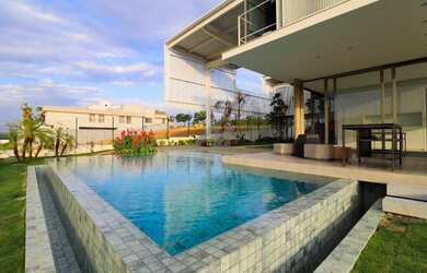 Imagem: A casa em condomínio possui 4 Dormitórios, 5 Banheiros, 753m²