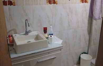 Imagem: A casa possui 2 Dormitórios, 1 Banheiro, 2 Vagas na garagem