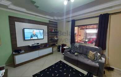 Imagem: A casa possui 2 Dormitórios, 3 Banheiros, 2 Vagas na garagem