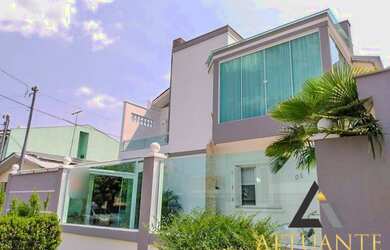 Imagem: A casa possui 2 Dormitórios, 2 Banheiros, 2 Vagas na garagem