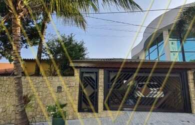 Imagem: A casa em condomínio possui 3 Dormitórios, 1 Banheiro, 2 Vagas