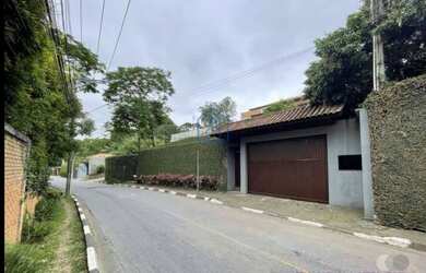 Imagem: A casa possui 4 Dormitórios, 5 Banheiros, 5 Vagas na garagem