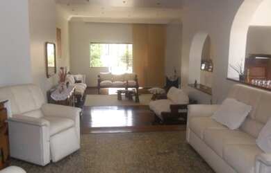 Imagem: A casa possui 4 Dormitórios, 4 Banheiros, 2 Vagas na garagem