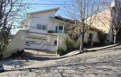 Imagem: A casa possui 5 Dormitórios, 3 Banheiros, 5 Vagas na garagem