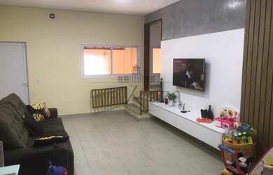 Imagem: A casa possui 3 Dormitórios, 3 Banheiros, 2 Vagas na garagem