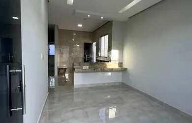 Imagem: A casa possui 3 Dormitórios, 2 Banheiros, 2 Vagas na garagem