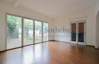 Imagem: A casa possui 3 Dormitórios, 4 Banheiros, 2 Vagas na garagem