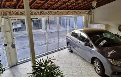 Imagem: A casa possui 2 Dormitórios, 1 Banheiro, 2 Vagas na garagem