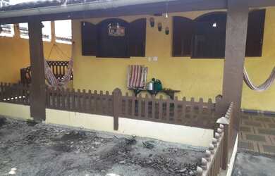 Imagem: A casa possui 3 Dormitórios, 1 Banheiro, 2 Vagas na garagem