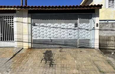 Imagem: A casa possui 2 Dormitórios, 1 Banheiro, 2 Vagas na garagem