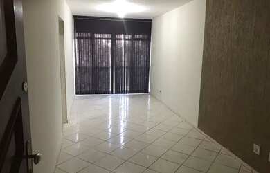 Imagem: O apartamento possui 3 Dormitórios, 1 Banheiro, 1 Vaga na garagem