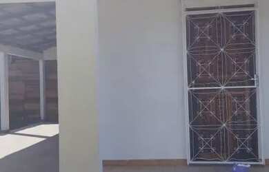 Imagem: A casa possui 2 Dormitórios, 1 Banheiro, 2 Vagas na garagem