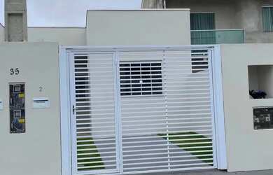 Imagem: A casa possui 2 Dormitórios, 1 Banheiro, 1 Vaga na garagem