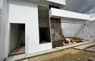 Imagem: A casa possui 3 Dormitórios, 2 Banheiros, 2 Vagas na garagem