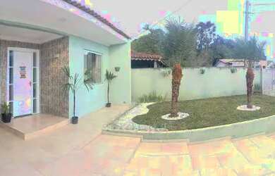 Imagem: A casa possui 3 Dormitórios, 2 Banheiros, 2 Vagas na garagem