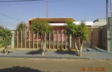 Imagem: A casa possui 4 Dormitórios, 2 Banheiros, 1 Vaga na garagem