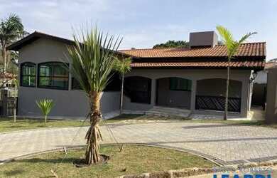 Imagem: A casa em condomínio possui 5 Dormitórios, 5 Banheiros, 4