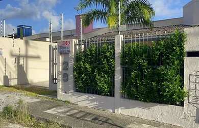 Imagem: A casa possui 3 Dormitórios, 2 Banheiros, 3 Vagas na garagem