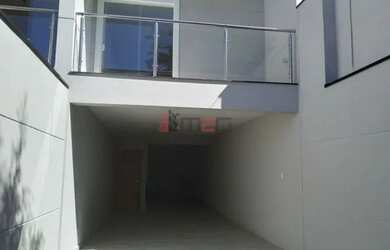 Imagem: A casa possui 3 Dormitórios, 3 Banheiros, 3 Vagas na garagem