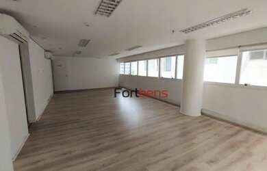 Imagem: O depósito possui 2 Vagas na garagem e 64m² de Área e está