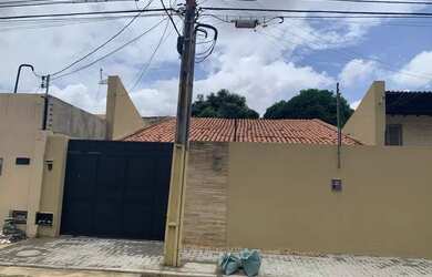 Imagem: A casa possui 4 Dormitórios, 3 Banheiros, 3 Vagas na garagem