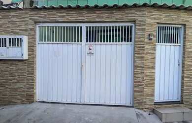 Imagem: A casa possui 3 Dormitórios, 2 Banheiros, 1 Vaga na garagem