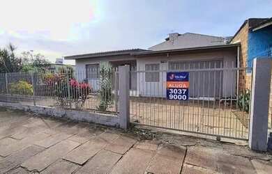 Imagem: A casa possui 3 Dormitórios, 1 Banheiro, 2 Vagas na garagem