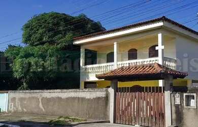 Imagem: A casa possui 3 Dormitórios, 2 Banheiros, 200m² de Área e