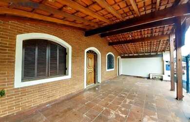 Imagem: A casa possui 3 Dormitórios, 2 Banheiros, 4 Vagas na garagem