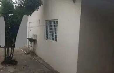 Imagem: A casa possui 2 Dormitórios, 2 Banheiros, 1 Vaga na garagem