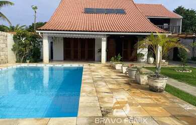 Imagem: A casa possui 4 Dormitórios, 5 Banheiros, 3 Vagas na garagem