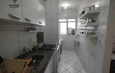 Imagem: O apartamento possui 2 Dormitórios, 1 Banheiro, 1 Vaga na garagem