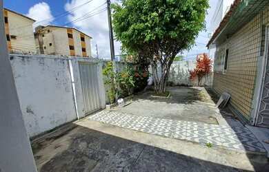 Imagem: A casa possui 4 Dormitórios, 3 Banheiros, 3 Vagas na garagem