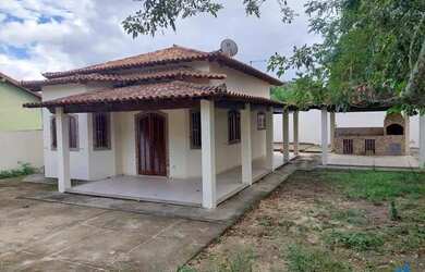 Imagem: A casa possui 2 Dormitórios, 3 Banheiros, 2 Vagas na garagem