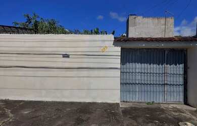 Imagem: A casa possui 2 Dormitórios, 1 Banheiro, 1 Vaga na garagem