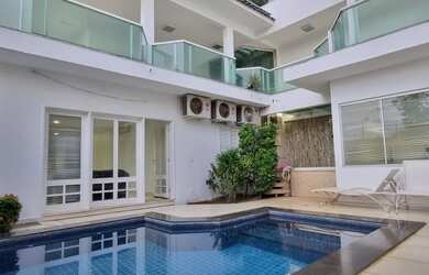 Imagem: A casa em condomínio possui 5 Dormitórios, 5 Banheiros, 4