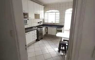 Imagem: A casa possui 2 Dormitórios, 3 Banheiros e está localizado