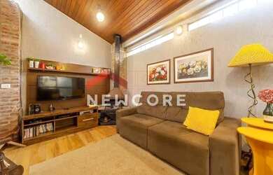 Imagem: A casa possui 4 Dormitórios, 4 Banheiros, 5 Vagas na garagem