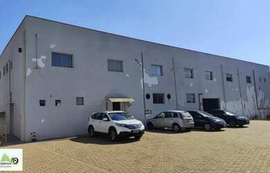 Imagem: O depósito possui 5 Vagas na garagem, 1.850m² de Área e